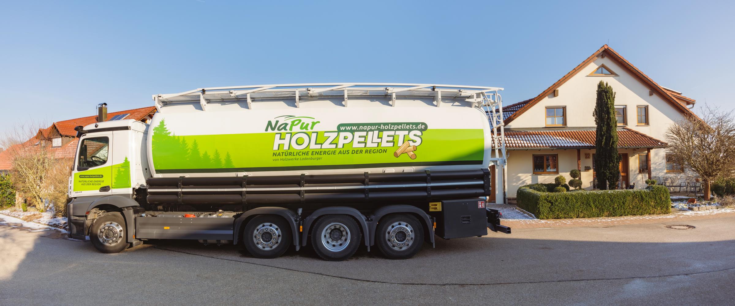 NaPur-Silo-LKW vor einem Wohnhaus